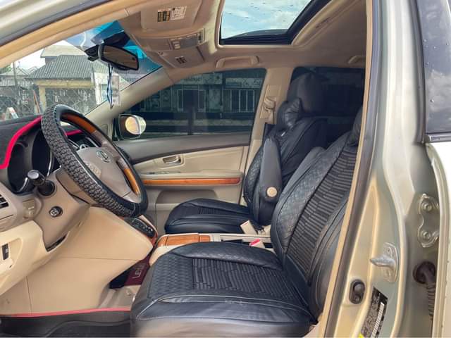 A picture of Lexus RX330 2005 Model