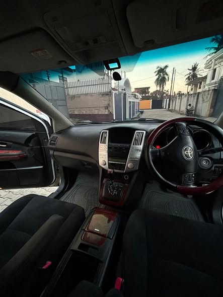 A picture of Toyota Harrier 240G