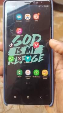 A picture of Note 8 clean but simple dot