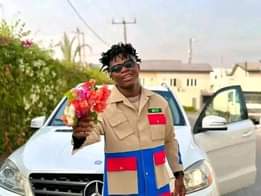 A picture of Happy birthday to me oga Amos And I am here