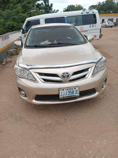 A picture of 2012 Toyota Corrolla with unscrew engine and gear plus chilling