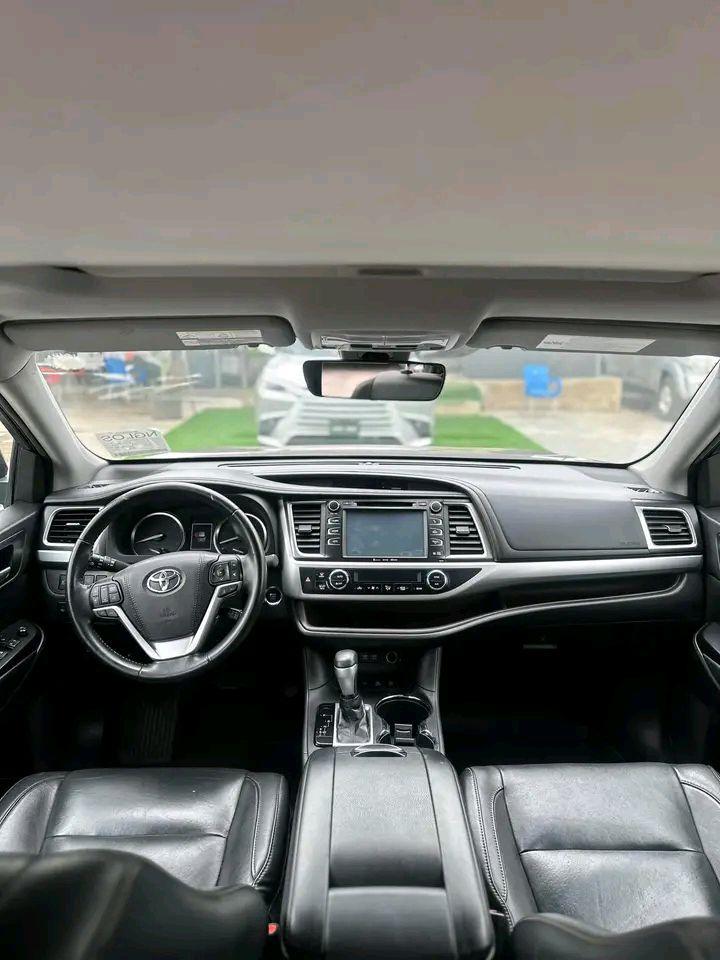 A picture of FOREIGN USED 2016 TOYOTA HIGHLANDER