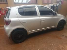 A picture of Vitz for sell price 9500 000