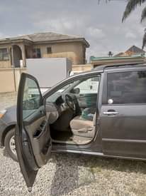 A picture of TOYOTA SIENNA 08
