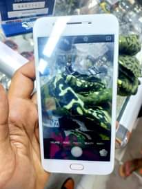 A picture of Oppo F1 s 64 Gb ram 4 gb mpya kabisaaa