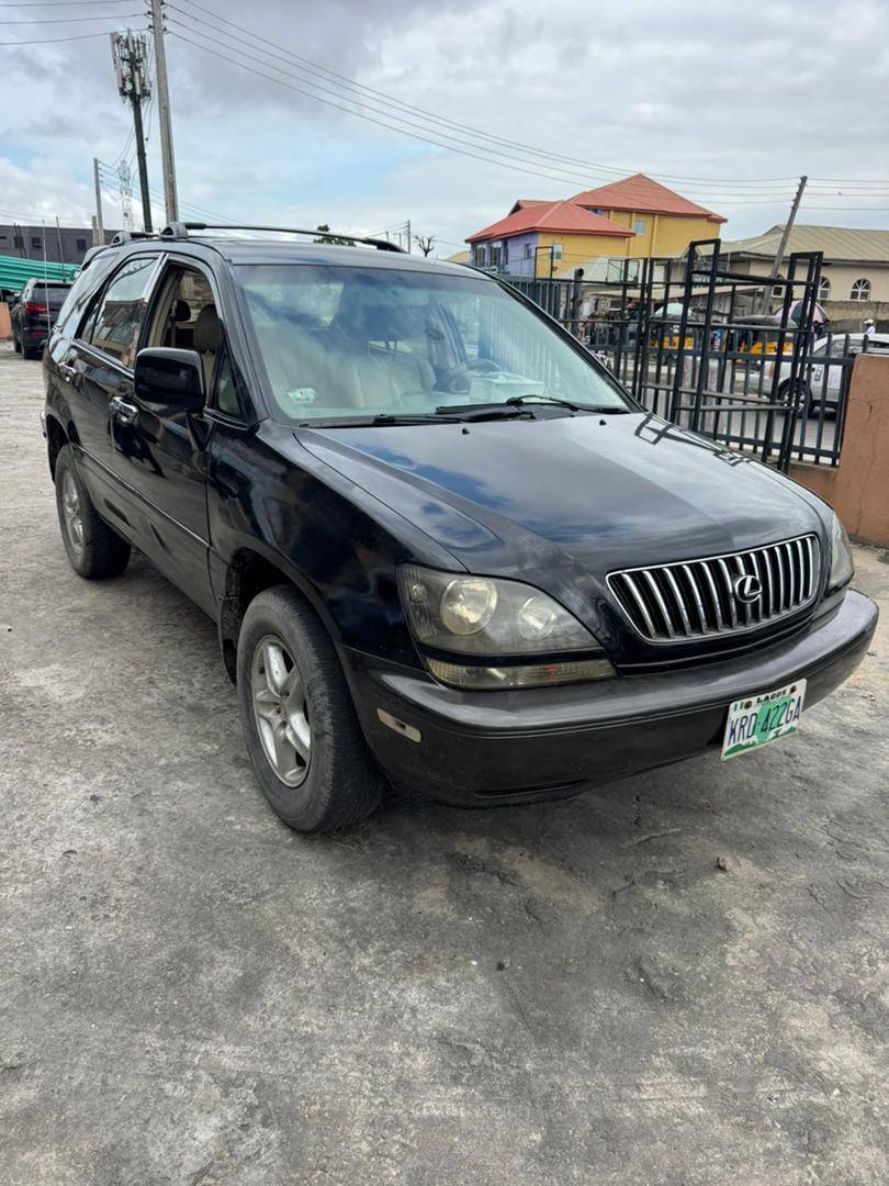 A picture of 2000 rx300 first body engr gear ac working perfectly buy