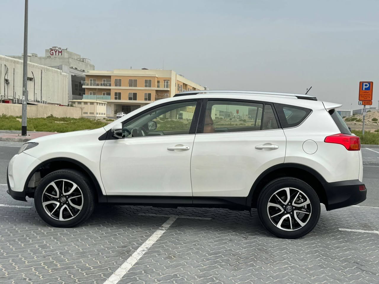 A picture of Toyota Rav4 2013 gcc v4 cylinder cylinder watsapp 971551513562