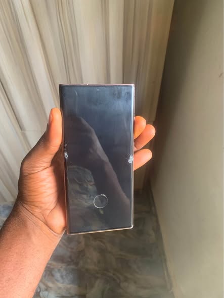 A picture of Samsung galaxy note 20 ultra 256gb Neatly used but fell