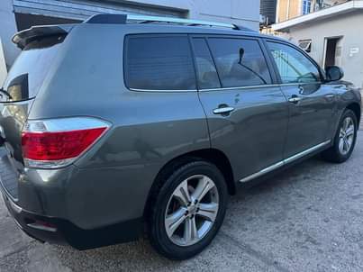 A picture of Toyota highlander limited edition 2012