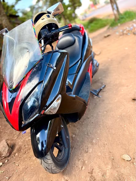 A picture of Yamaha Majesty 4d9 new model 250cc