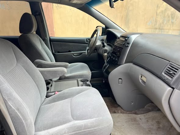 A picture of 2010 Toyota seinna