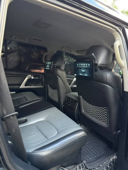 A picture of Landcruiser v8 vxr 128mil tuu 0692142626 Gari nzurii sanaa 1vd