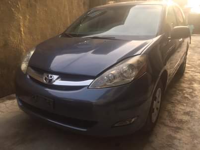 A picture of Toyota Sienna 2007