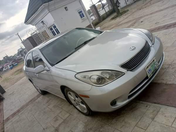 A picture of Highest grade Lexus ES 330 05 model Everything is intact