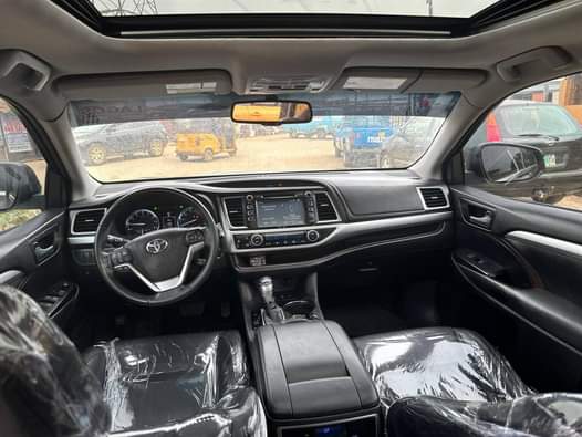 A picture of Presents MISTAKENLY REGISTERED BUT NOT USED TOYOTA HIGHLANDER XLE 2015