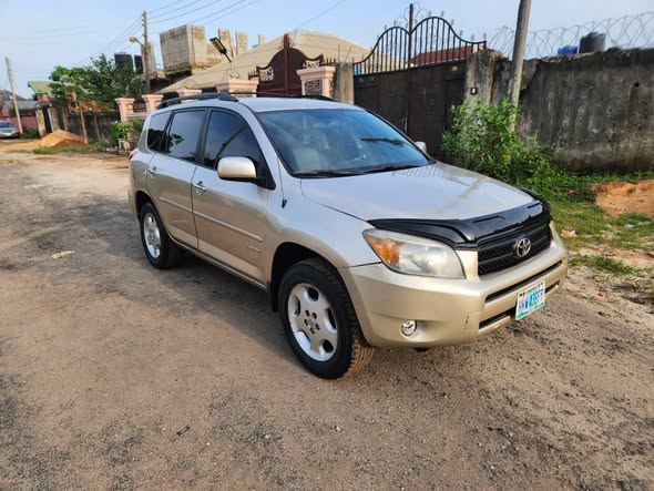A picture of Toyota rav4 2009 model