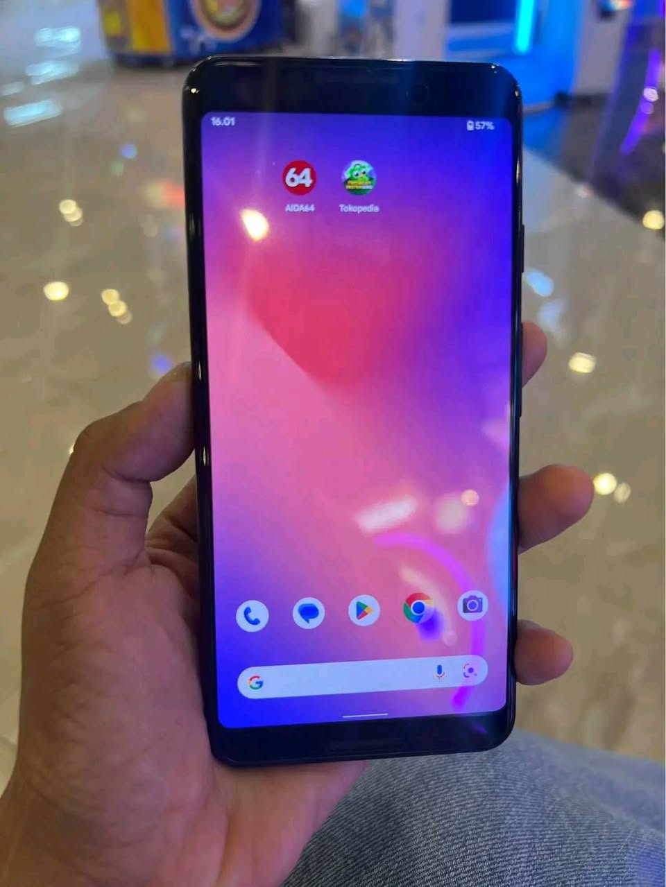 A picture of Google pixel 3 gb64 ram 4 clean camera.