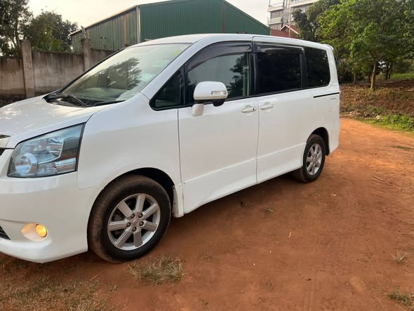 A picture of Toyota Noah in very good condition 33m 0703 482288