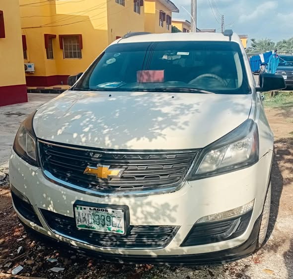 A picture of 2014 Clean 3row first body chevrolet travers traverse
