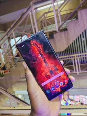 A picture of Samsung galaxy Note8 Slightly cracked