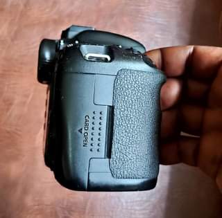 A picture of Canon 7d Nauza body pekeake pamoja na chaja na betri