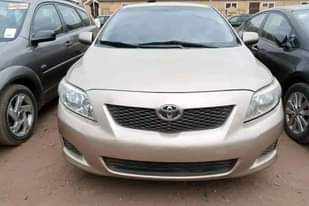 A picture of 2005 Gold Corolla le