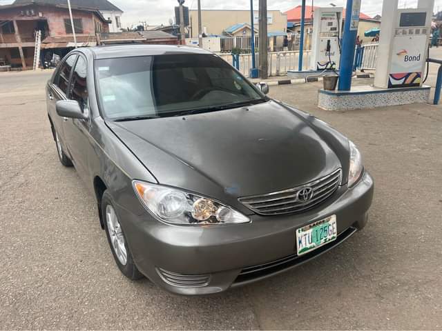 A picture of 2006 Toyota Camry pure fist body pint front bad back
