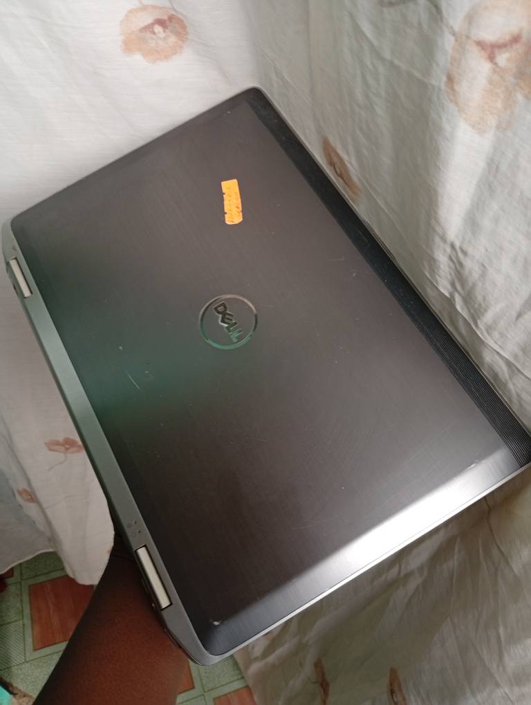A picture of Dell latitude core i7 3nd gen battery 2 hrs