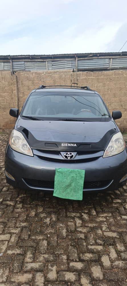 A picture of 2008 Toyota Sienna