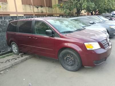A picture of 2009 Dodge caravan tokumbo Price 3 5m Location Amuwo odofin