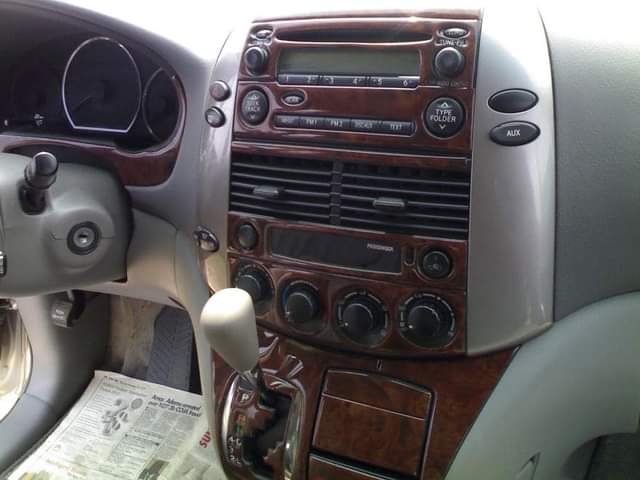 A picture of Toyota sienna available for sale 2006