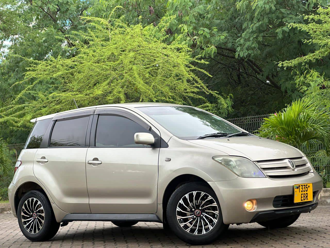 A picture of TOYOTA IST