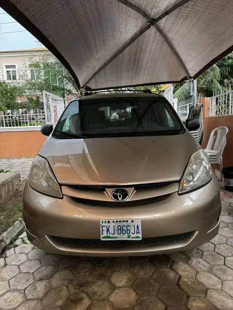 A picture of owner need money ungently this morning direct 2007 Toyota sienna