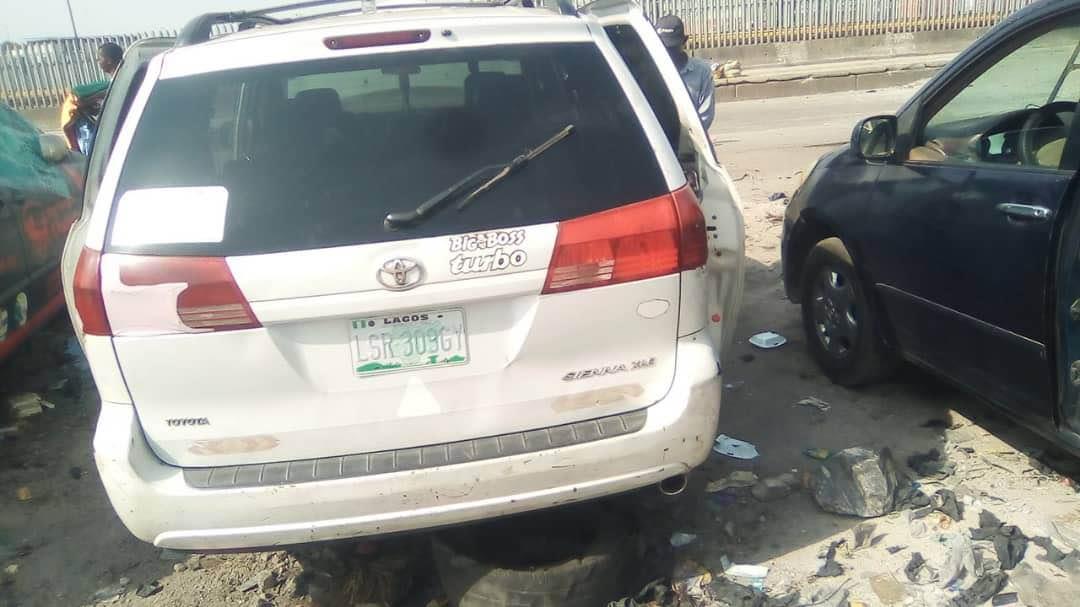 A picture of Toyota Sienna 05