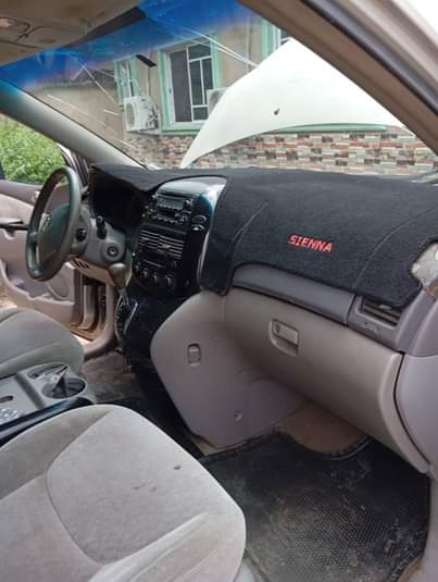 A picture of 2005 model Toyota Sienna AC is Moscow standard Engine untampered