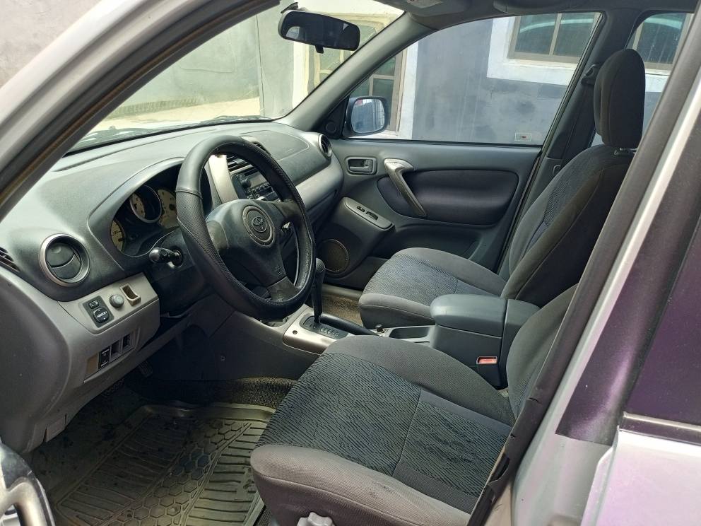 A picture of Toyota RAV4 2004 05