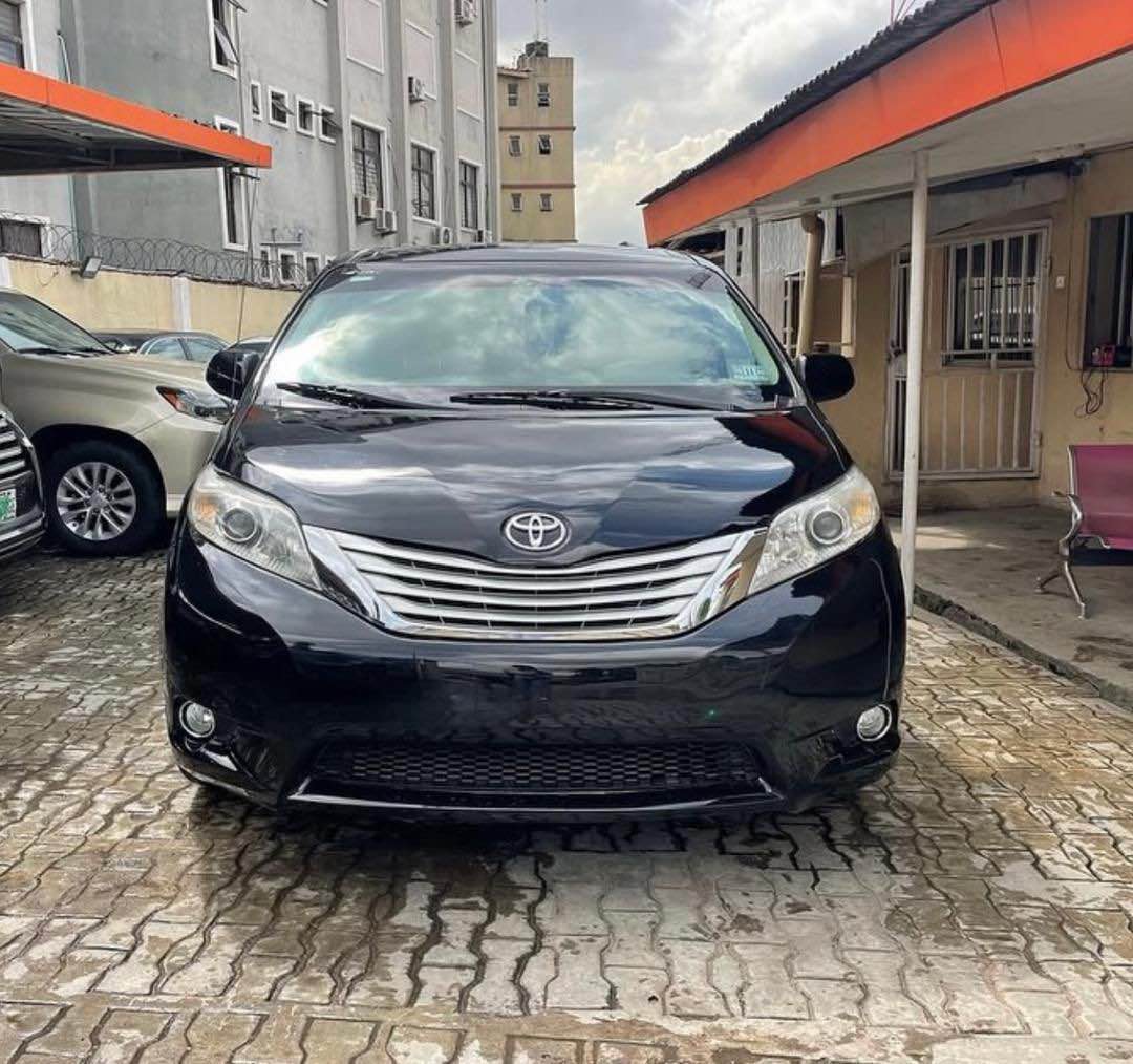 A picture of Barely used 2012 Toyota sienna Still smells toks