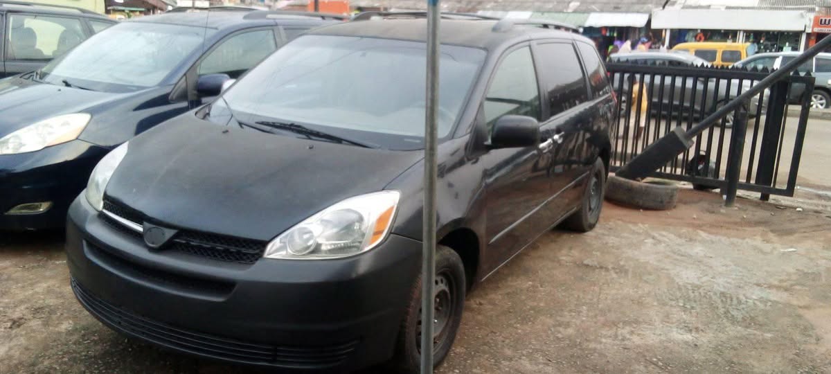 A picture of 2004 Toyota sienna