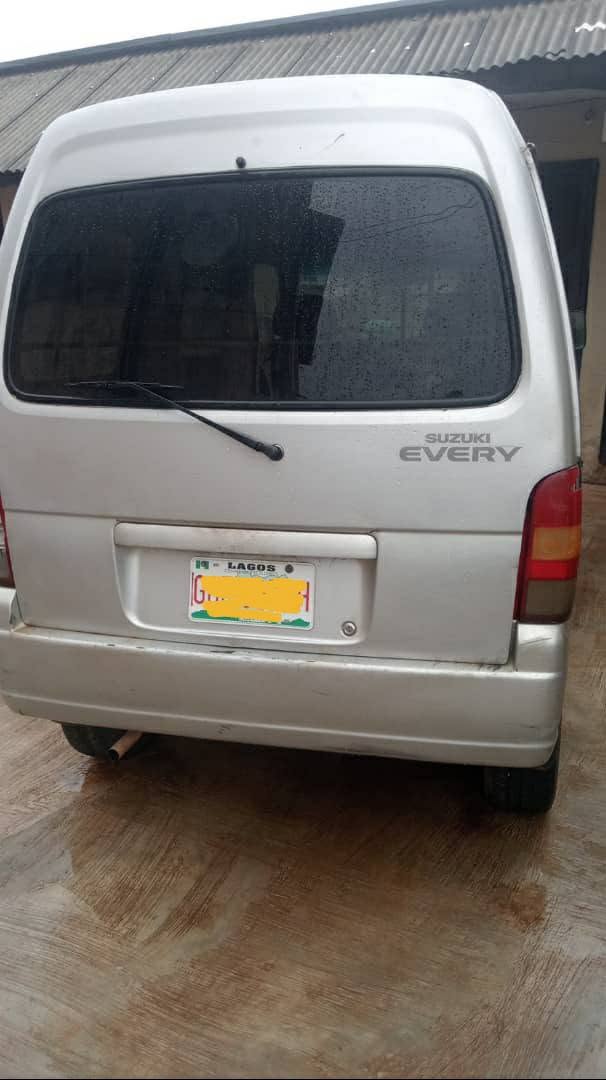 A picture of Suzuki mini bus korope