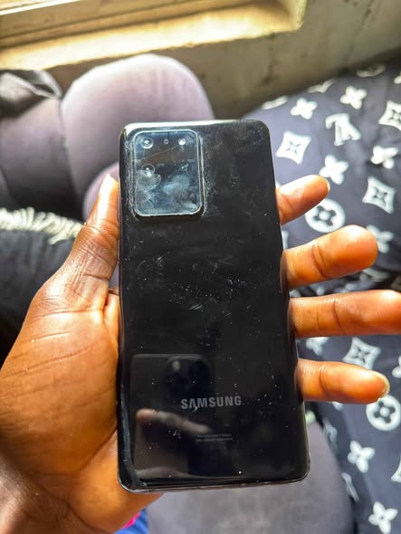 A picture of S20 ultra 512gb Rom and 16gb ram at fixed price