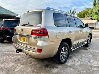 A picture of TOYOTA LAND CRUISER GX R