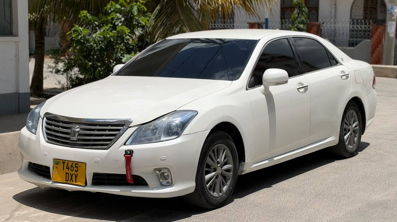 A picture of Toyota Crown Royal Year 2009 Clean interior Cc 2498 Dar