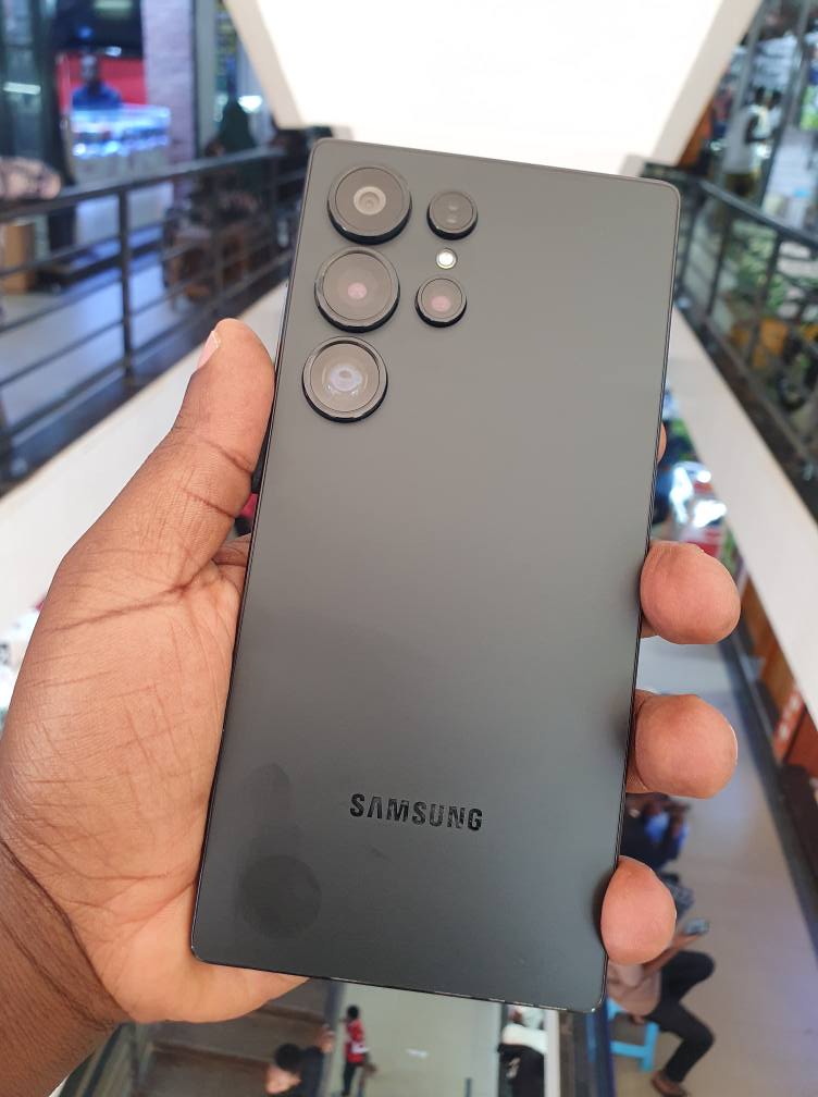 A picture of Samsung Galaxy S25 ultra 5G Quick cash needed. 2 500.000