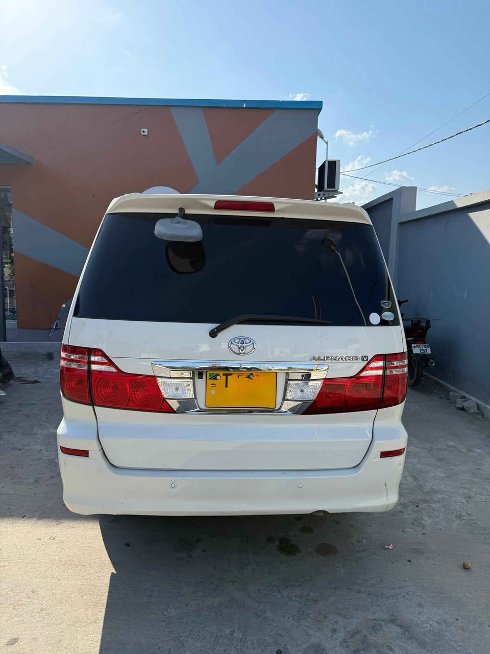 A picture of Toyota Alphard