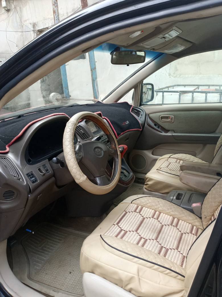 A picture of Lexus RX300
