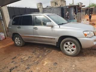 A picture of Clean Nigerian Used Silver Toyota Highlander 2004 First body Leather