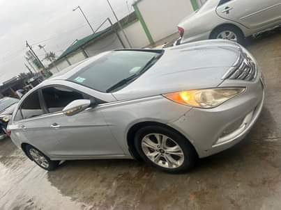 A picture of Hyundai sonata 2011 model