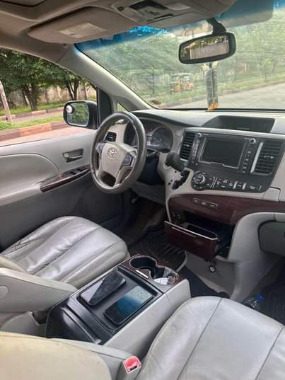 A picture of 2010 Toyota sienna. 08036407690