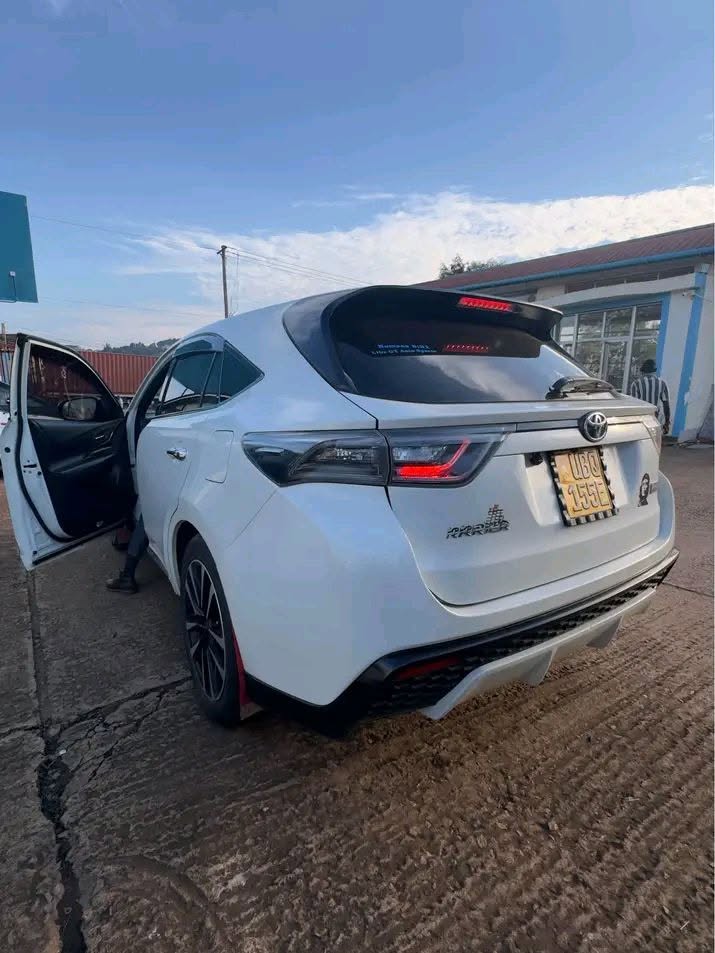A picture of 2015 Harrier 2 0L UGX 68M 0707442262