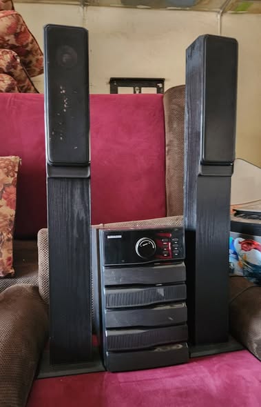 A picture of Tv 40 inches digital hisense 400k Woofer tall speakers 160k
